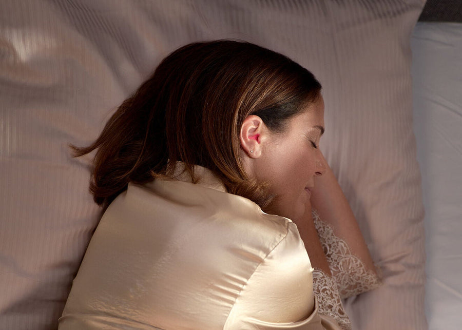 Frau schläft ruhig und entspannt mit earwear sleep Gehörschutz – für erholsamen Schlaf und maximalen Komfort.