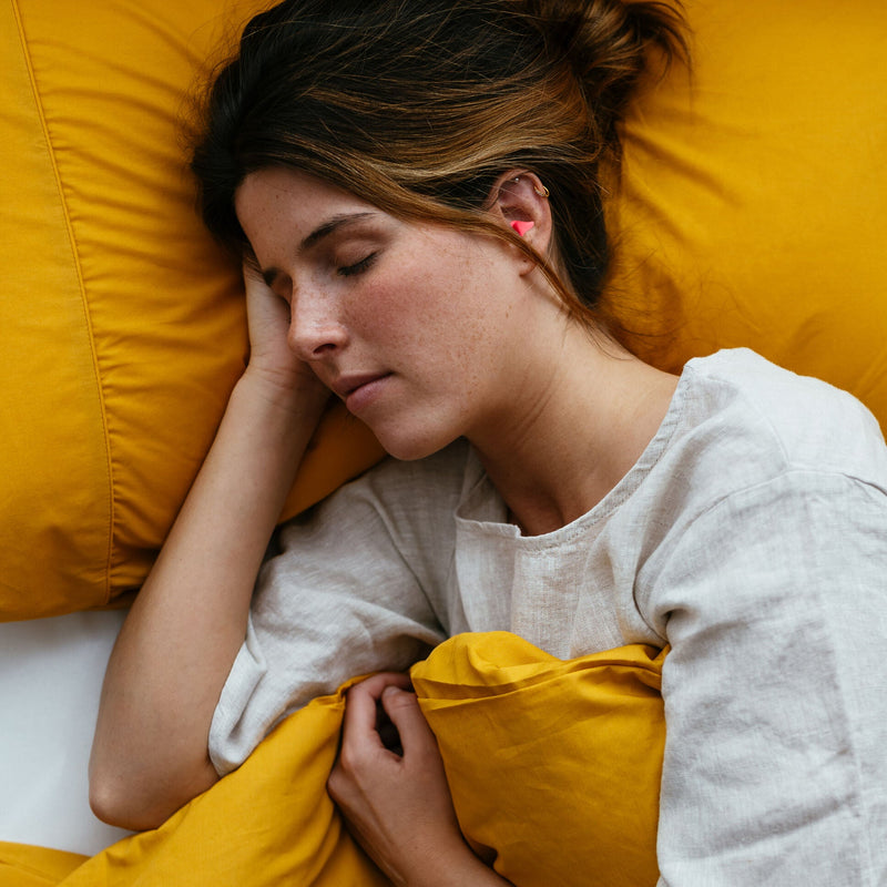 Person schlafend in Seitenlage mit Earwear Sleep Gehörschutz