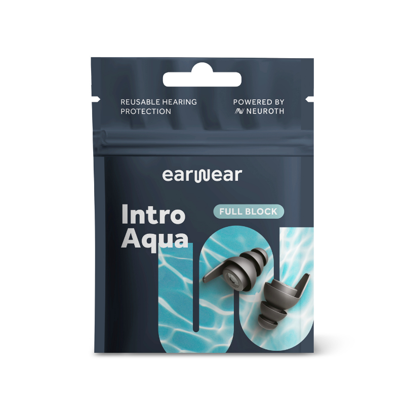 Produktverpackung von „earwear Intro Aqua“ mit grauen, wiederverwendbaren Ohrstöpseln vor wasserähnlichem Hintergrund und dem Hinweis „Full Block“.