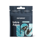 Produktverpackung von „earwear Intro Aqua“ mit grauen, wiederverwendbaren Ohrstöpseln vor wasserähnlichem Hintergrund und dem Hinweis „Full Block“.