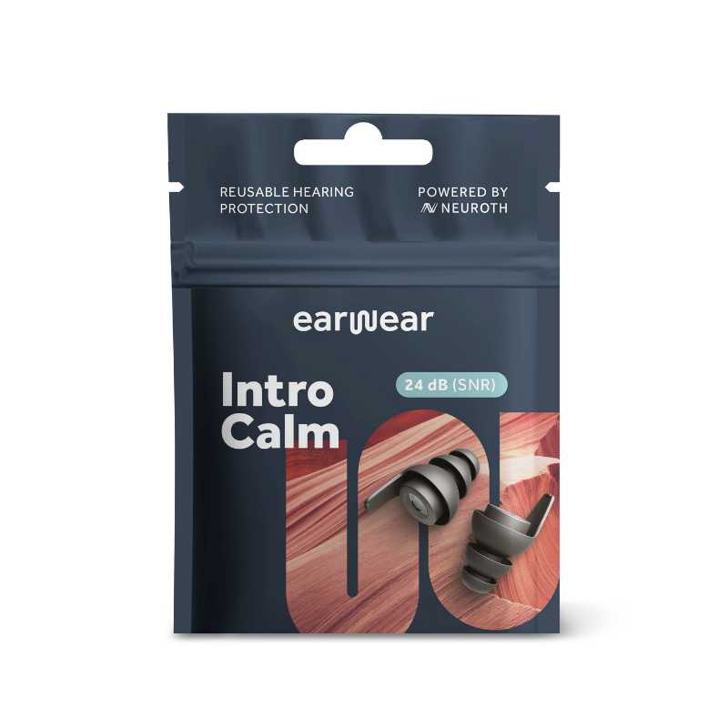 Produktverpackung von „earwear Intro Calm“ mit grauen, wiederverwendbaren Ohrstöpseln und Angabe von 24 dB Geräuschreduktion.