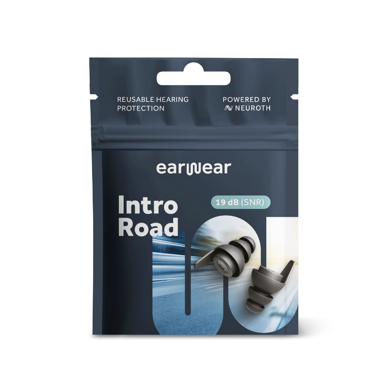 Produktverpackung von „earwear Intro Road“ mit grauen, wiederverwendbaren Ohrstöpseln und Angabe von 19 dB Geräuschreduktion.