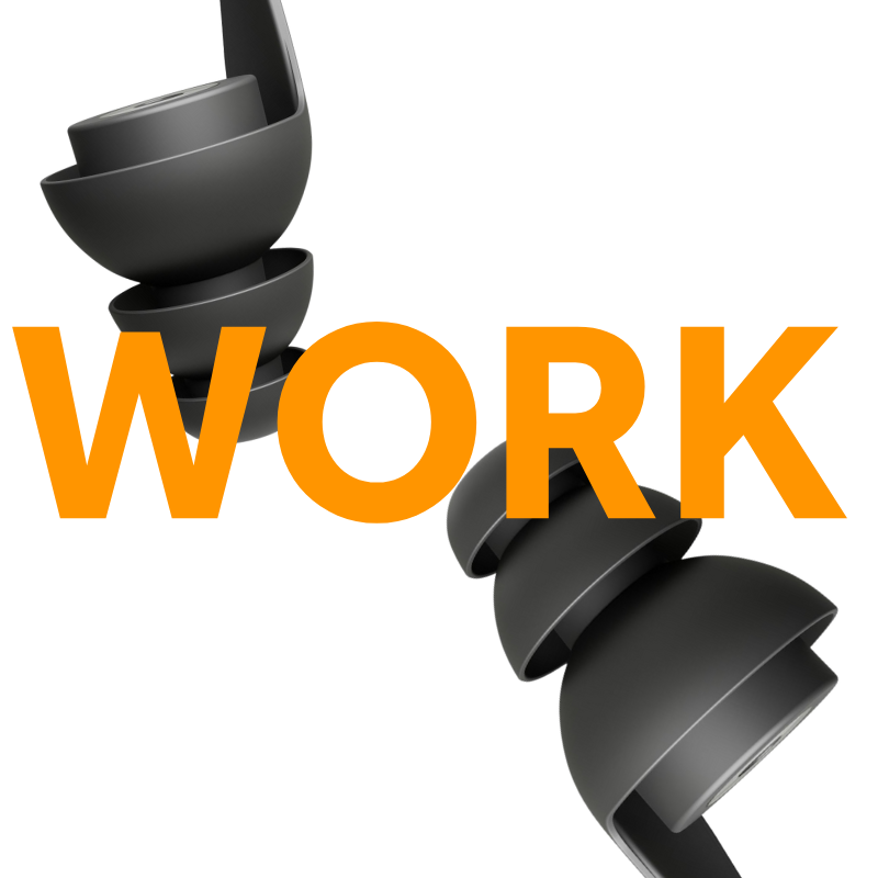 Graue Ohrstöpsel in Nahaufnahme vor transparentem Hintergrund, überlagert mit dem Schriftzug „WORK“ in orangerv Farbe.