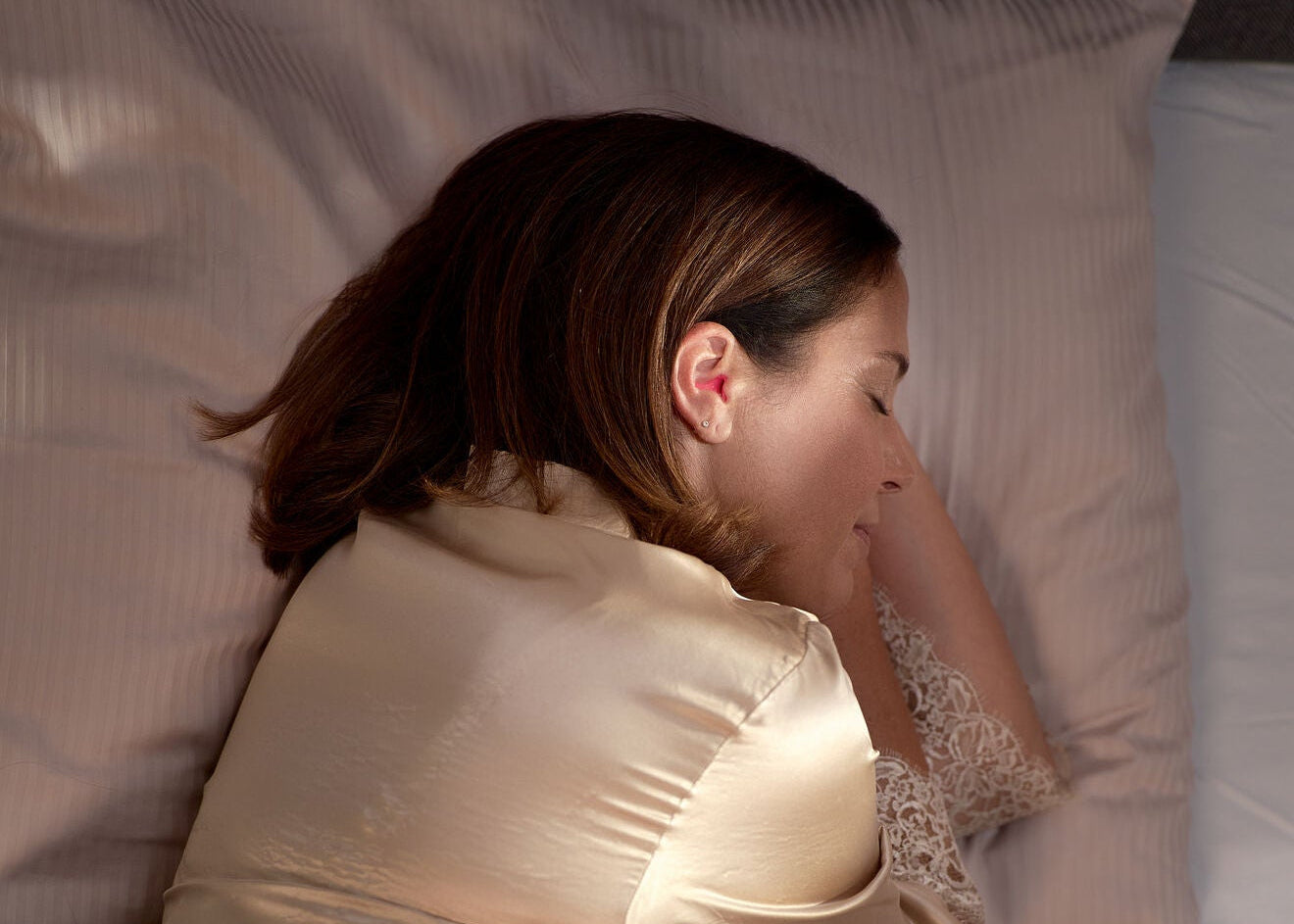 Frau schläft ruhig und entspannt mit earwear sleep Gehörschutz – für erholsamen Schlaf und maximalen Komfort.