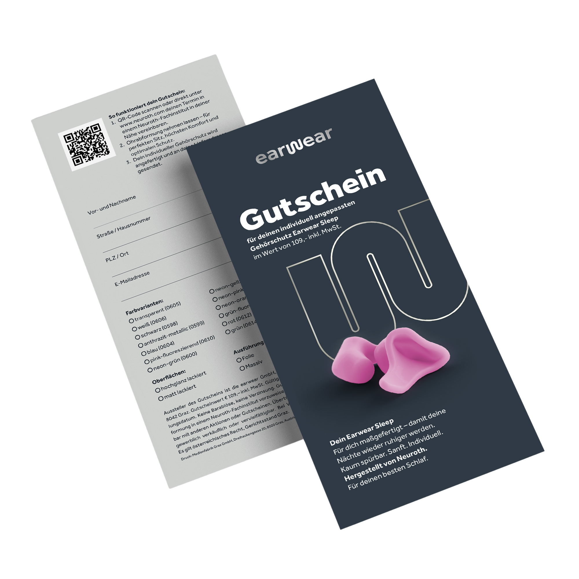 Abgebildete earwear sleep Geschenkkarte: Vorderseite mit dunkelblauem Design, großem Schriftzug „Gutschein“ und pinken Schlaf-Otoplastiken; Rückseite mit Formular zur Einlösung des Gutscheins.