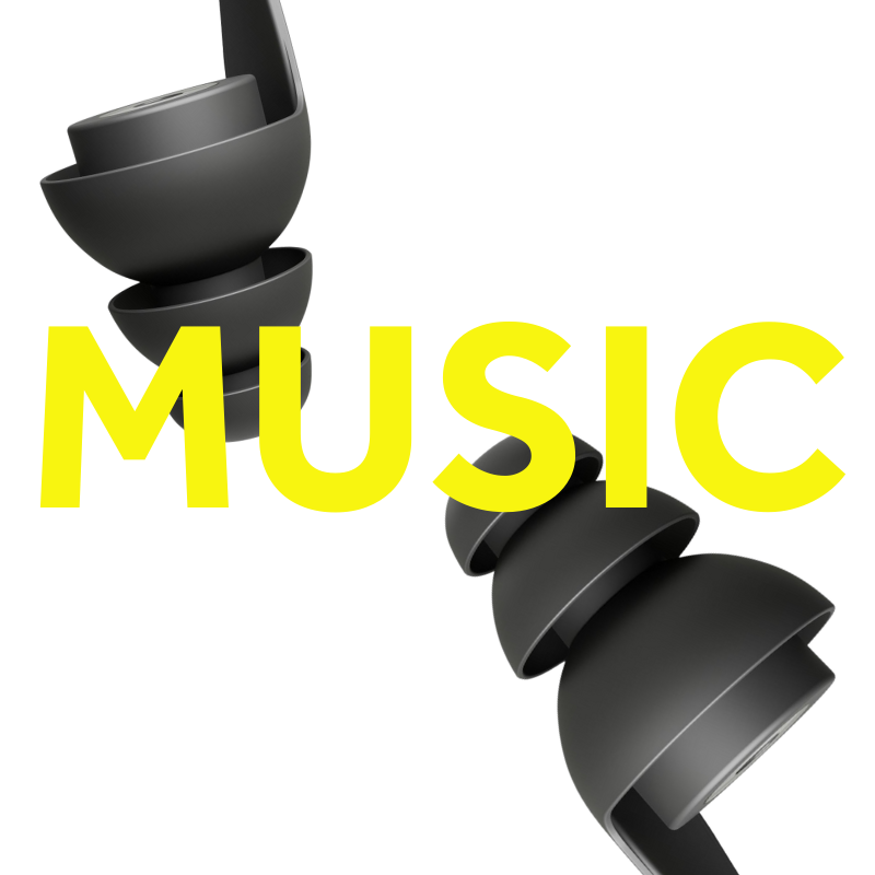Graue Ohrstöpsel in Nahaufnahme vor transparentem Hintergrund, überlagert mit dem Schriftzug „MUSIC“ in gelber Farbe.