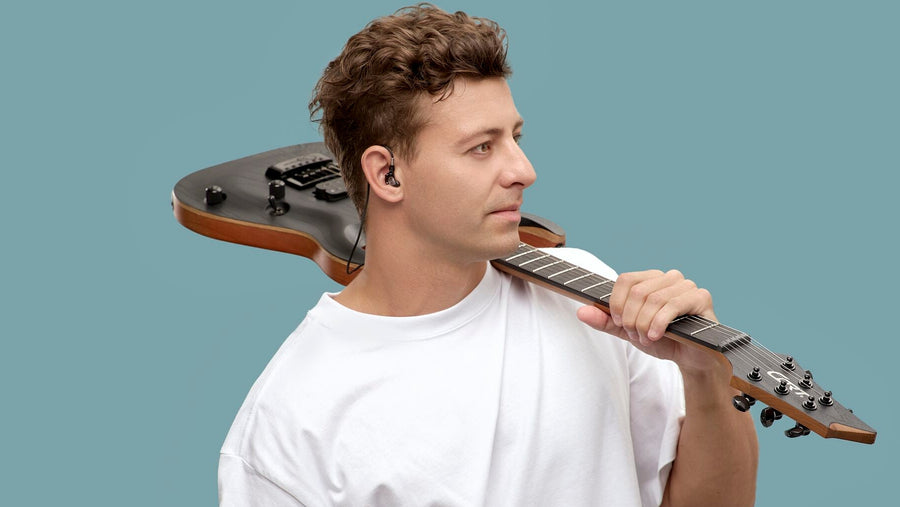 Gitarrist mit Silikon-Ohrstöpseln – Hochwertiger Gehörschutz mit Filter schützt Musiker vor lauten Klängen und ermöglicht ein sicheres Musikerlebnis.