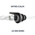 Technische Darstellung der schwarzen Ohrstöpsel 'Intro Calm', die eine Geräuschreduktion von 24 dB (SNR) bieten. Das Bild zeigt, wie der eingebaute Filter störende Geräusche dämpft und angenehme, klare Klänge durchlässt. Ideal für konzentriertes Arbeiten und ruhige Umgebungen.