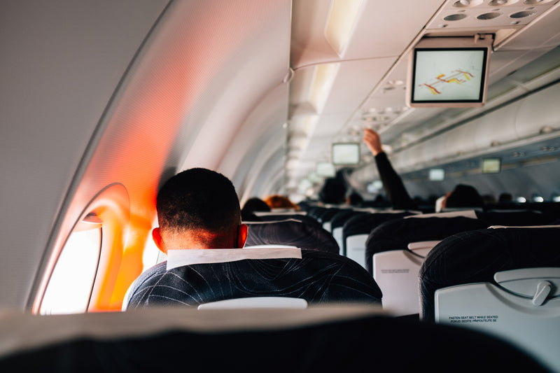 Person schlafend in Seitenlage mit Earwear Sleep Gehörschutz